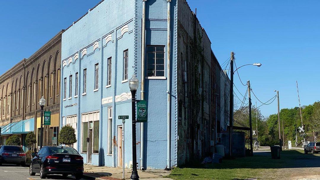 Planning on shopping the 301 Endless Yardsale this weekend?
Be sure to start your shopping in Weldon, the Rockfish Capital of the World!
Don't forget to shop at Riverside Mill and Downtown Weldon Flea Market 🛍 
Visit the link in our bio to find out more about Weldon.
.
.
📸: @exploreanewday
#DiscoverHalifaxNC #VisitNC #LoveNC #northcarolinaphotography #ExploreNC #301EndlessYardsale