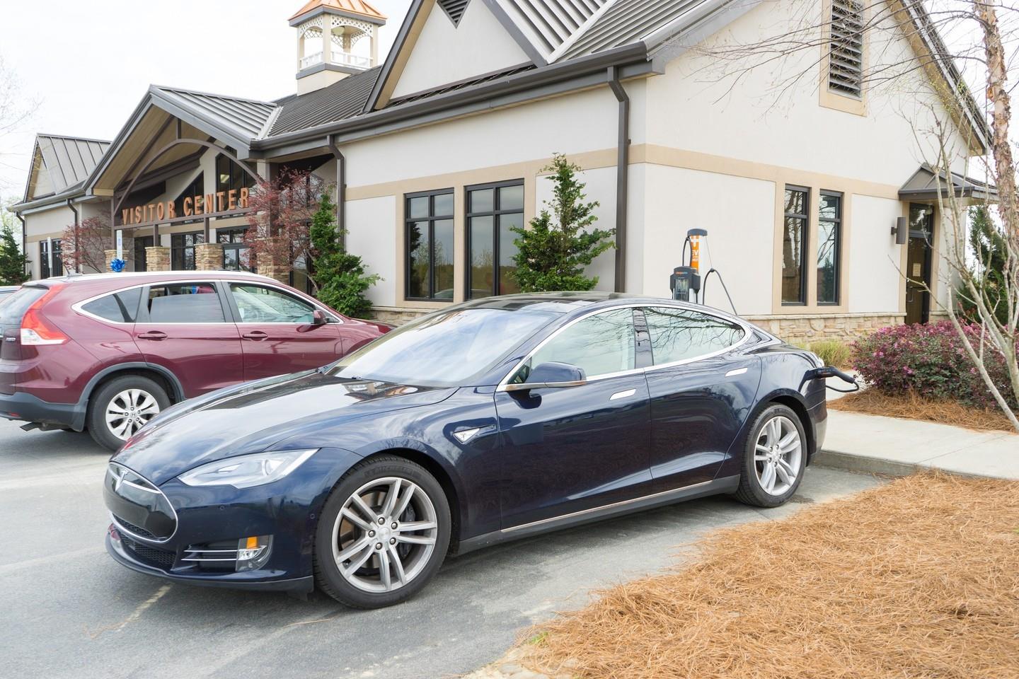 Halifax County has four locations for electric vehicle charging supported by the chargepoint and Tesla networks!
🔌 More info: Link in bio
.
#DiscoverHalifaxNC #VisitNC #chargepoint