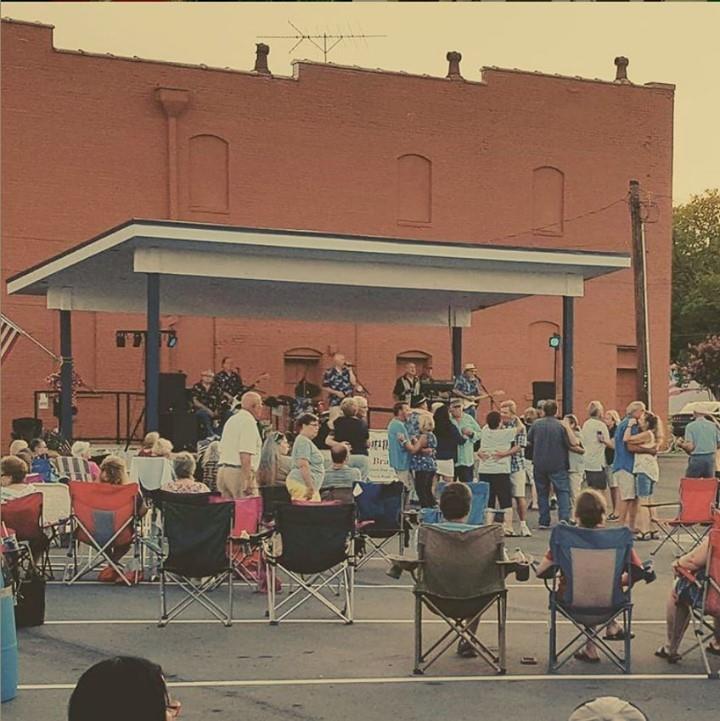 It's First Friday in Downtown Littleton!
Make plans to head downtown tonight for live music by Mike Goodwin and the Off-Duty Band along with vendors and small-town fun. The fun runs from 6:00-10:00 p.m. 🎶
.
.
📸: @GLDPNC
#DiscoverHalifaxNC #VisitNC #LoveNC #ExploreNC