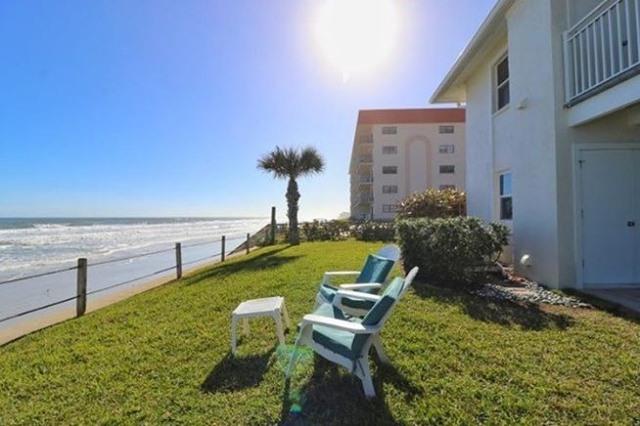 You know that friend who says, "I don't do the beach because of the sand..." 
Tag her and schedule a getaway to green grass with ocean views!
.
.
📸: @greatoceancondos (ColonyBeachClub151)
#LoveNSB #LoveFL