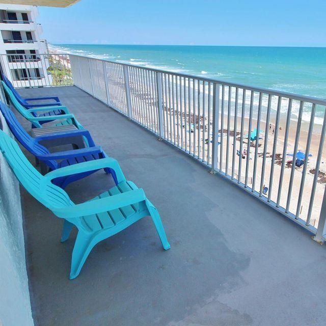 Go ahead, take a seat. This balcony of the Shorehom by the Sea 70, by Great Ocean Condos is giving us major vacation vibes. ☀️ Many hotels and rentals are still available for the summer - check the link in the bio. 
📸: @greatoceancondos
