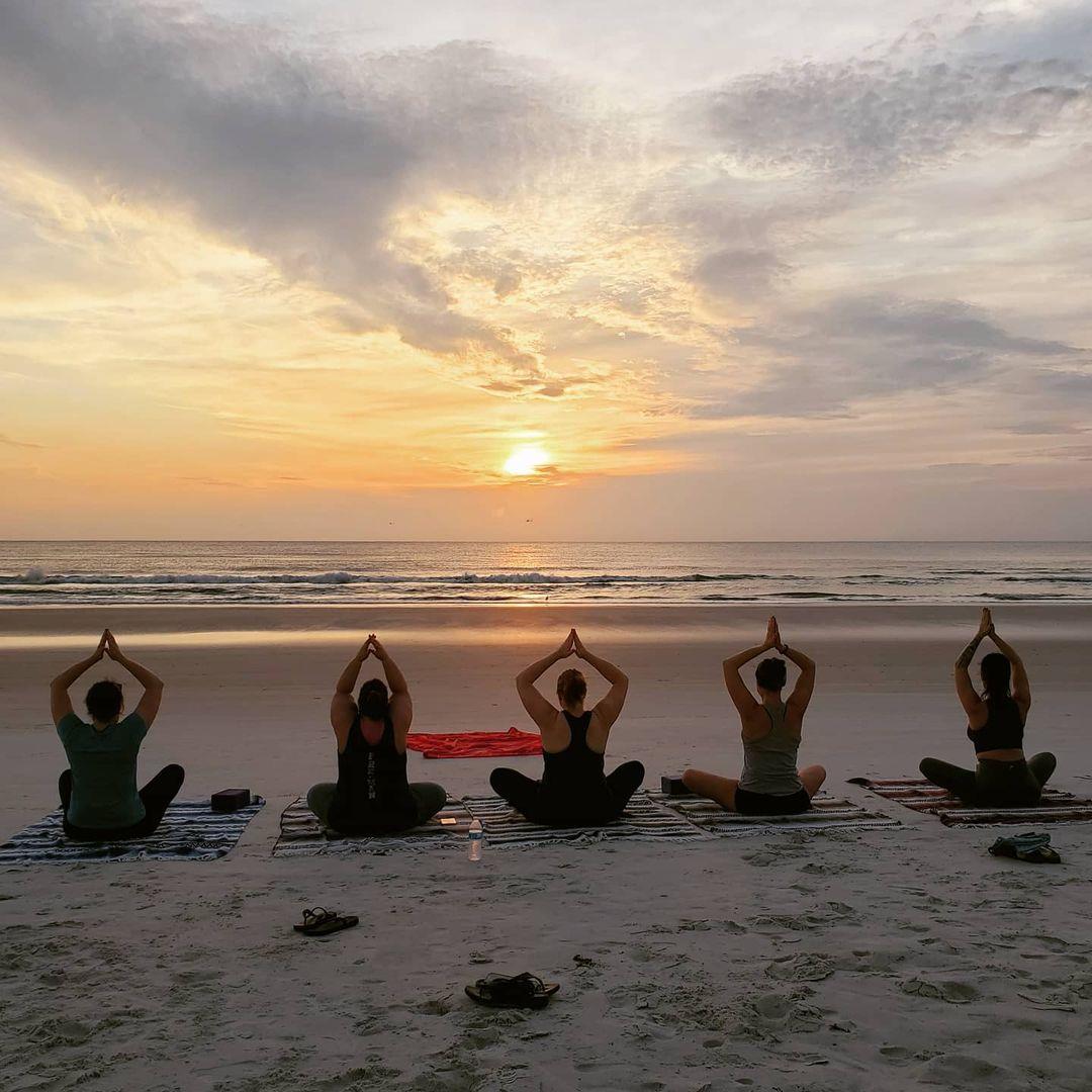 Unwind and start the weekend with the right mindset. Book a private sunrise yoga session on the beach with Om Sunshine Yoga & SUP! 🌅 
📸: @omsunshineyoga #LoveNSB #LoveFL