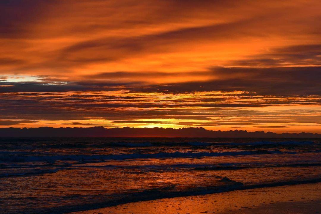 Tag the person you'd like to see an NSB sunrise with 🧡 
📷: @suzannestraveladventures 
#LoveNSB #LoveFL