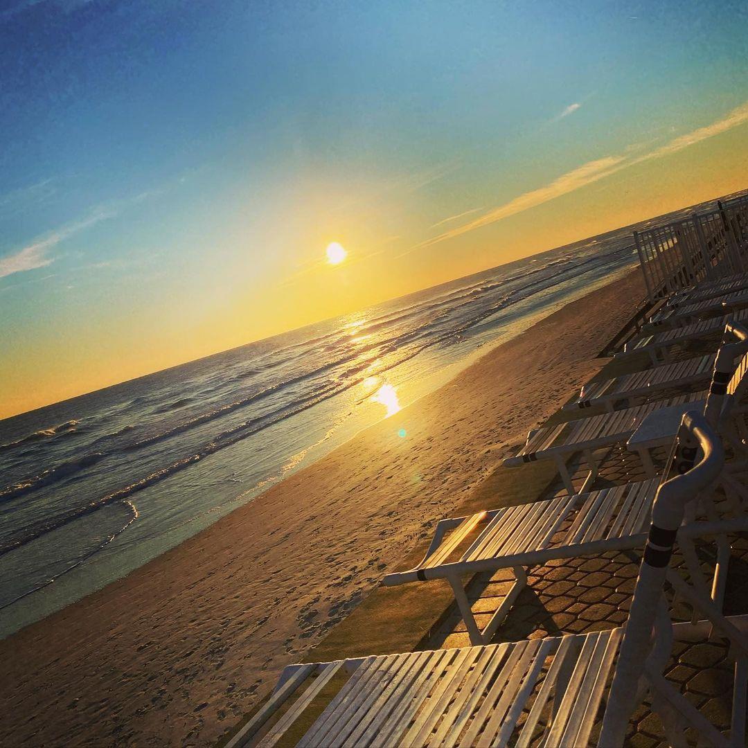 #FridayFun Share your best sun-inspired dad joke in the comments! We'll go first: The sun has loads of degrees, but it's never even been to college 😂 
📷: @susanelizabeth78
#LoveNSB #LoveFL