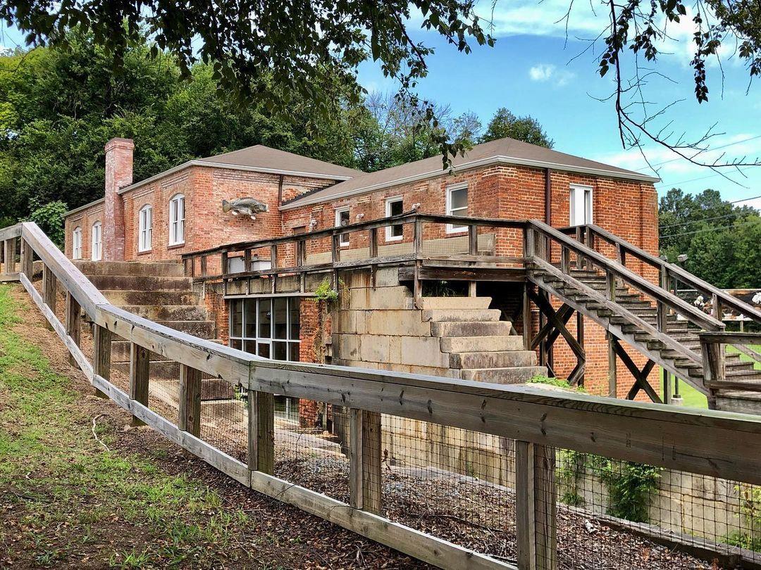 Don’t miss what we call the world’s longest museum – the @roanokecanal Museum & Trail 😃 
👣 In addition to the museum, there is a 7.5-mile nature trail that follows the old navigation canal bed. 
👉 Plan your visit: Link in bio
.
📷: @nccarrieb
#DiscoverHalifaxNC #VisitNC