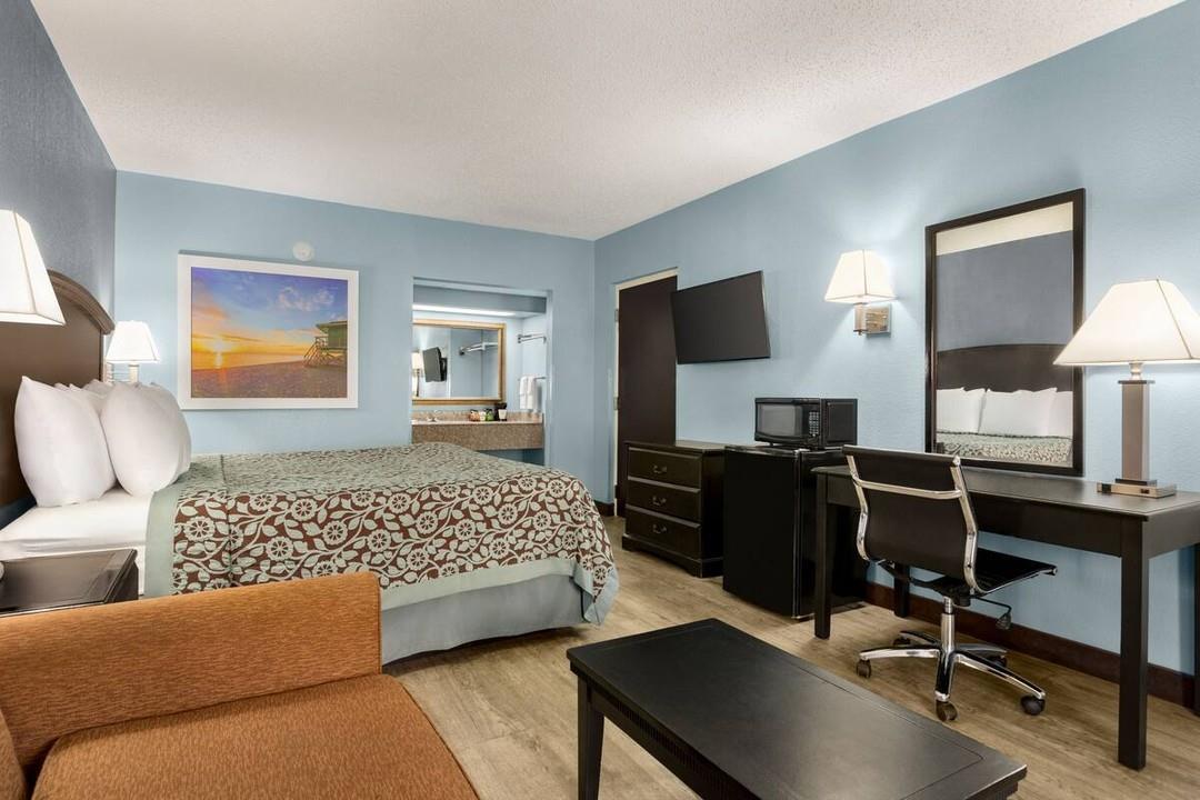 🐶 Pet-friendly @daysinn by Wyndham Weldon provides spacious guest rooms, complete with free WiFi, a refrigerator, and a microwave!
🛏️ Learn more & book your reservation: Link in bio
.
📷 Days Inn by Wyndham Weldon Website
#DiscoverHalifaxNC #VisitNC #VisitHalifaxNC