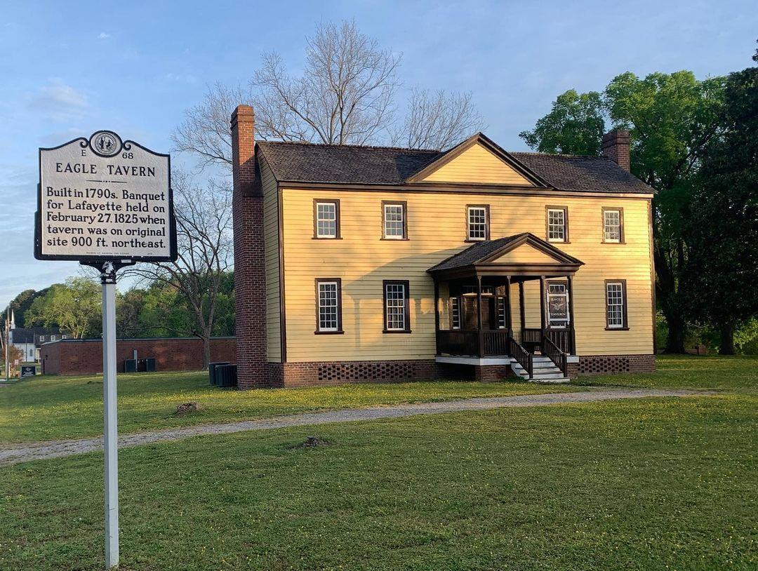 This is Eagle Tavern in Historic Halifax, which served as an overnight stop on February 27, 1825, for the official traveling party during the Visit of the Marquis de Lafayette to the United States.
.
.
📸: @coffee_beans_737
#DiscoverHalifaxNC #VisitNC #ExploreNC