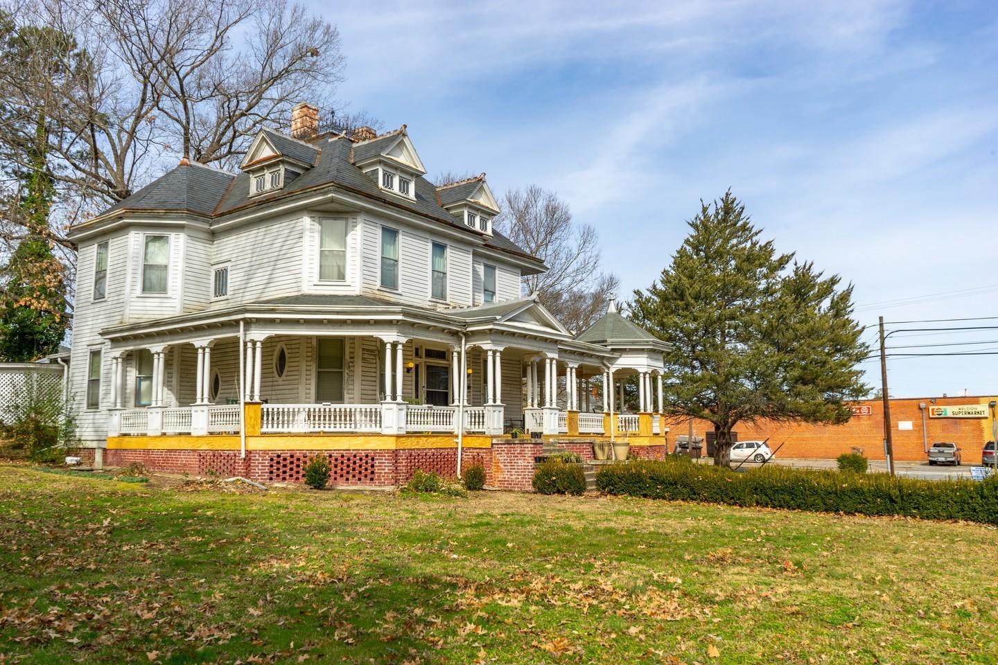 DYK? Weldon’s National Registered Historic District was established in 1996. 
The residential neighborhoods are primarily frame constructions in the Italianate, Queen Anne, Colonial Revival, Neo-Classical Revival & Craftsman styles.
🏠 Learn more: Link in bio
.
#DiscoverHalifaxNC #VisitNC #VisitHalifaxNC #HistoricDistrict #ArchitectureDesign