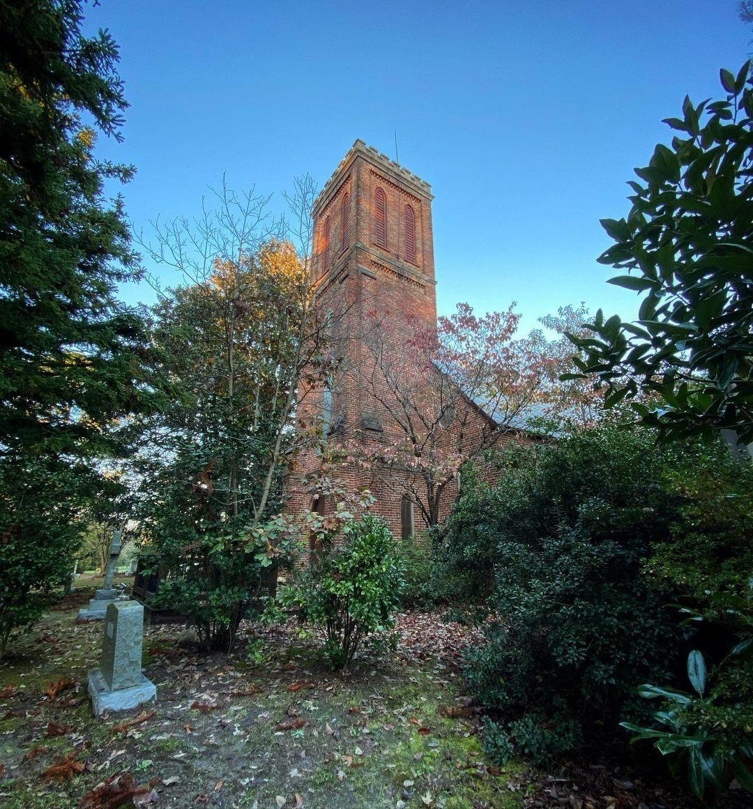 Sunday steeples from Trinity Episcopal Church in Scotland Neck. The congregation was founded in 1833 by a number of prominent citizens including State Senator Simmons Baker. It is one of many Halifax County buildings listed on the National Register of Historic Places.
.
.
📸: @delenaseye
#DiscoverHalifaxNC #VisitNC #LoveNC #NorthCarolina #northcarolinaphotography #ExploreNC #halifaxcountync #northcarolinaliving