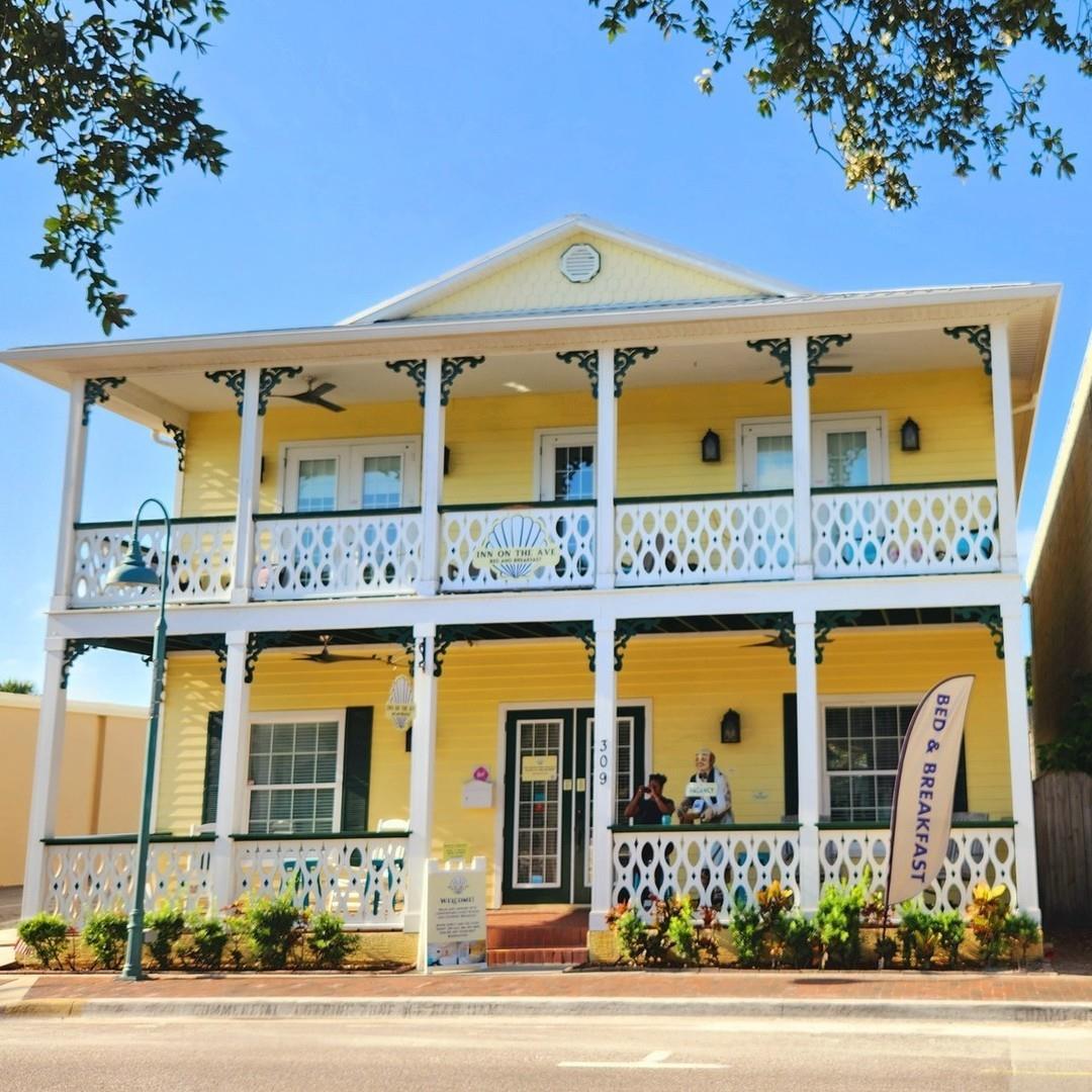 Book a charming getaway at @innontheavensb! 🏖️🌅 Located beachside on Flagler Avenue, their French-style cottage offers seven cozy rooms just steps away from shopping, dining, and nightly entertainment. 🛍️🍽️ Experience top-notch service, attention to detail, and forge lasting friendships with fellow guests and their friendly staff.🤝 Link in our bio.

📷 innontheavensb/FB
 #LoveNSB #LoveFL