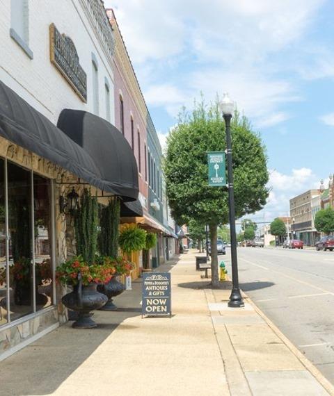 Enjoy the charm along the Avenue in Roanoke Rapids.
.
.
#DiscoverHalifaxNC #VisitNC #LoveNC #NorthCarolina #northcarolinaphotography #ExploreNC
