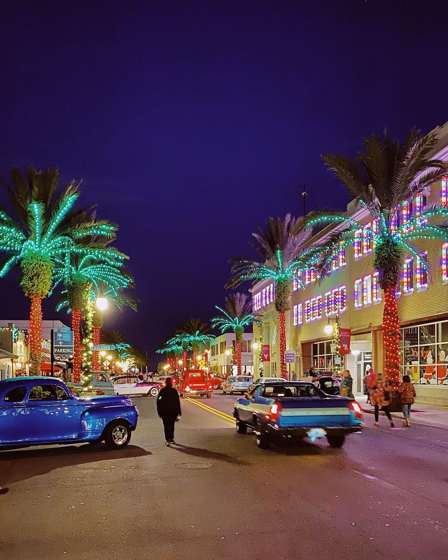 Have you seen the lights at Canal Street this year? 🤩 🎄
.
.
Only The Grinch would not get in the holiday spirit! Our team captured these photos a couple of weeks ago, and lights will stay up through the Holiday season. 🎄👉 Swipe to see more photos and plan an evening stroll before the end of the year!

#LoveNSB #LoveFL #CanalStreetBusiness