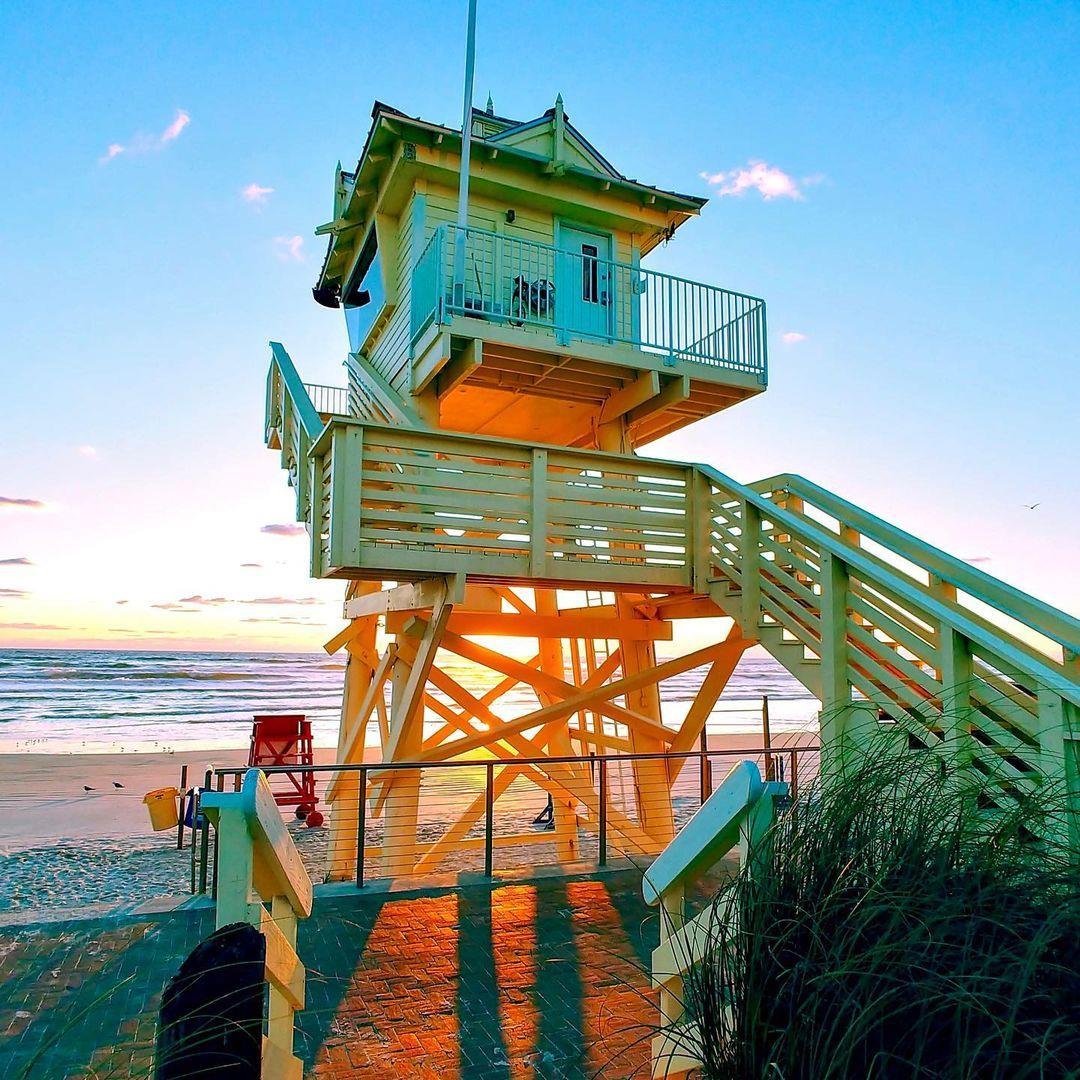 The sun rays coming through the tower, the sound of the waves, the ocean breeze... can you feel it? ☀️ 🌊 
📸: @keepnsbclean
#LoveNSB #LoveFL