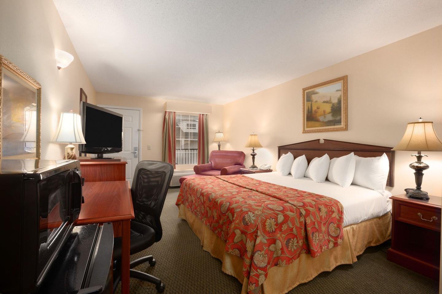 Experience the finest Southern hospitality has to offer at the Baymont Inn by @wyndhamhotels in Roanoke Rapids!
🛏️ Book your stay: Link in bio
.
#DiscoverHalifaxNC #VisitNC #VisitHalifaxNC