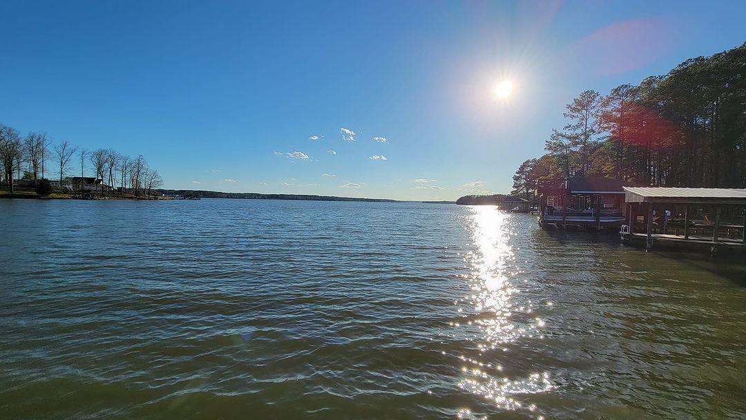 #ScenicSunday inspiration from Lake Gaston 💙 
.
📷 @genedalessandro4
#DiscoverHalifaxNC #VisitNC #VisitHalifaxNC
