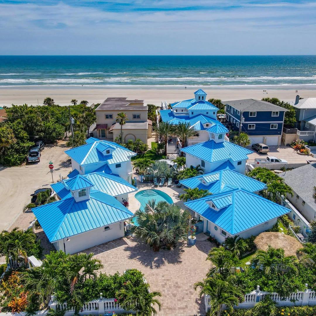 Dreaming of a 5-star retreat by the sea? Look no further! 🌟 @joybythesea_nsb offers exclusive luxury villas with breathtaking oceanfront views, creating the perfect backdrop for family vacations and corporate gatherings. 
Book your stay and elevate your experience 🌊✨ Link in our bio.

📷 JBTSNSB/IG
#LoveNSB #LoveFL