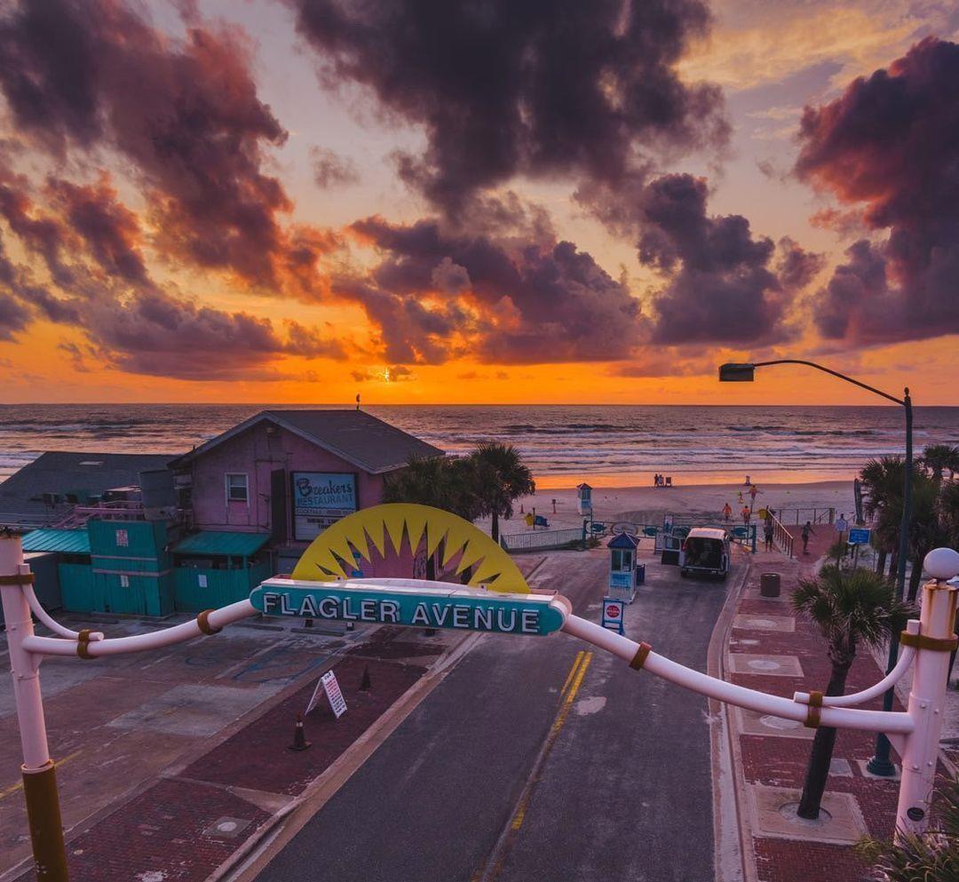 There's something for everyone at Flagler Avenue! Dotted with shops, restaurants, galleries & more, this well-known boulevard runs just 5 blocks from the Atlantic Ocean on the East to the Intracoastal Waterway on the West. Find out more: Link in bio.
📷: @nsbbeautiful 
#LoveNSB #LoveFL