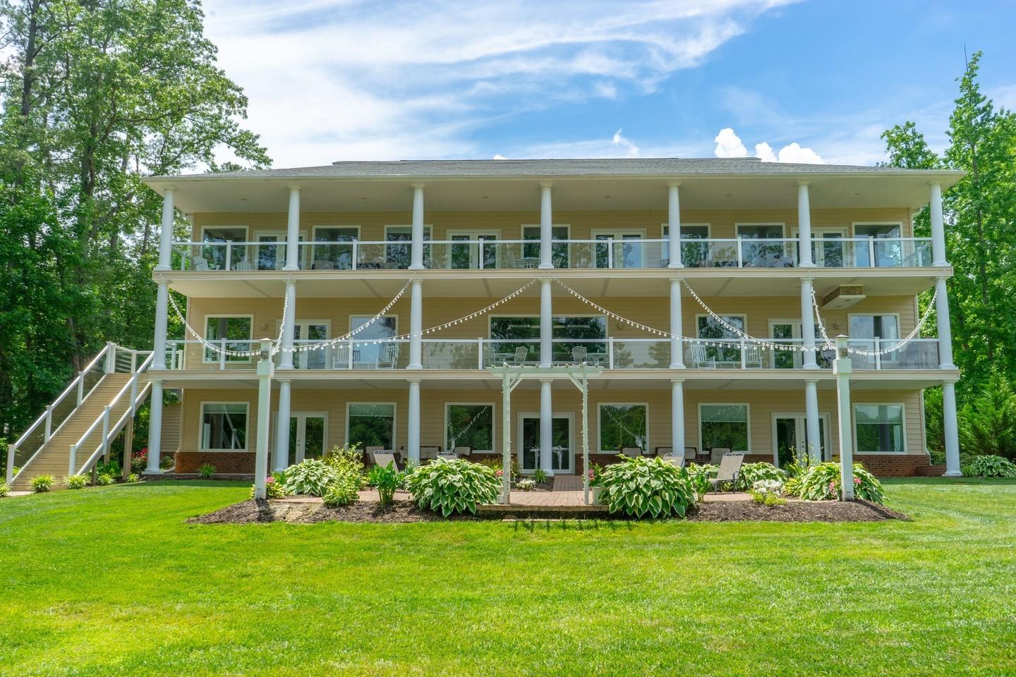 The three-story White Heron Lake Gaston was designed and built to accommodate a large family or a group.
👉 Check out the link in bio for full list of offerings & make a reservation 
.
#DiscoverHalifaxNC #VisitNC #VisitHalifaxNC #GroupGetaway