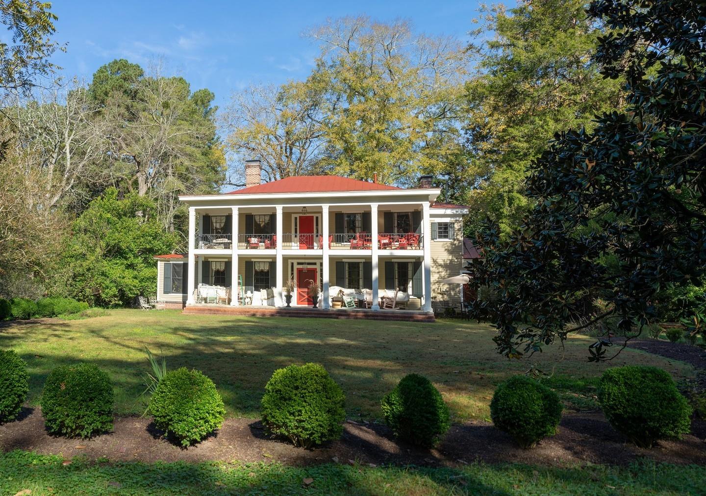 Bellamy Manor & Gardens Bed and Breakfast in Enfield invites you to take a step back in time at their well-preserved Southern Manor featuring elements of the Gothic Revival, Italianate & late Greek Revival styles. 😍 
🛏️ Plan Your Stay: Link in bio
.
#DiscoverHalifaxNC #VisitNC #VisitHalifaxNC