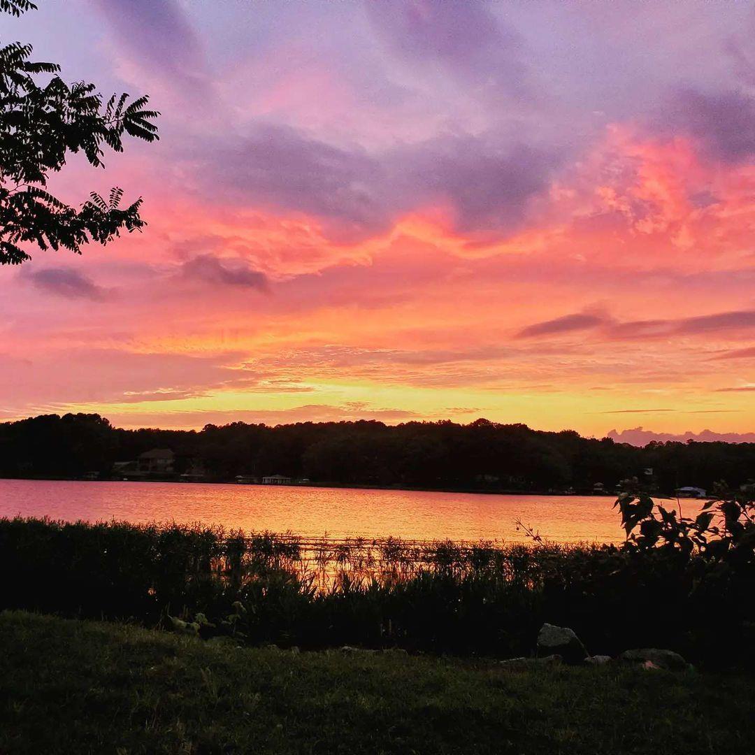 Sunsets on the lake = perfect vacation 💕 💕 💕 
📸: @lindakudphotography
#DiscoverHalifaxNC #VisitNC #LakeGaston
