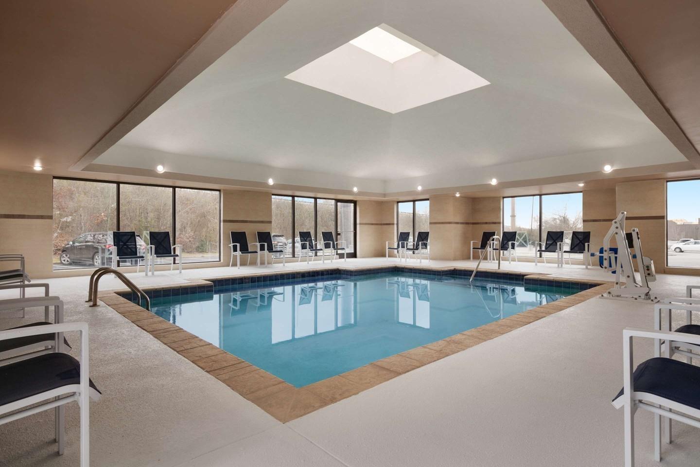 Planning that last-minute Memorial Day Weekend getaway? 
Halifax County offers everything from full-service national hotel and motel chains to quaint bed & breakfasts and vacation rentals on Lake Gaston.
🏨 Check it out: Link in bio
.
Pictured: Country Inn & Suites in Roanoke Rapids
#DiscoverHalifaxNC #VisitNC #VisitHalifaxNC #WeekendGetaway