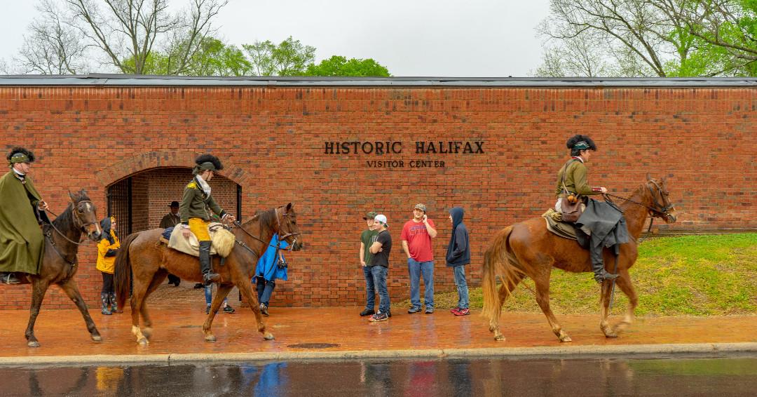 April 15: Tour historic buildings with costumed interpreters, and watch living history demonstrations representing what Halifax was like almost 250 years ago at Historic Halifax's The Road to Yorktown 
🥁 Event info: Link in bio 
.
#DiscoverHalifaxNC #VisitNC #VisitHalifaxNC