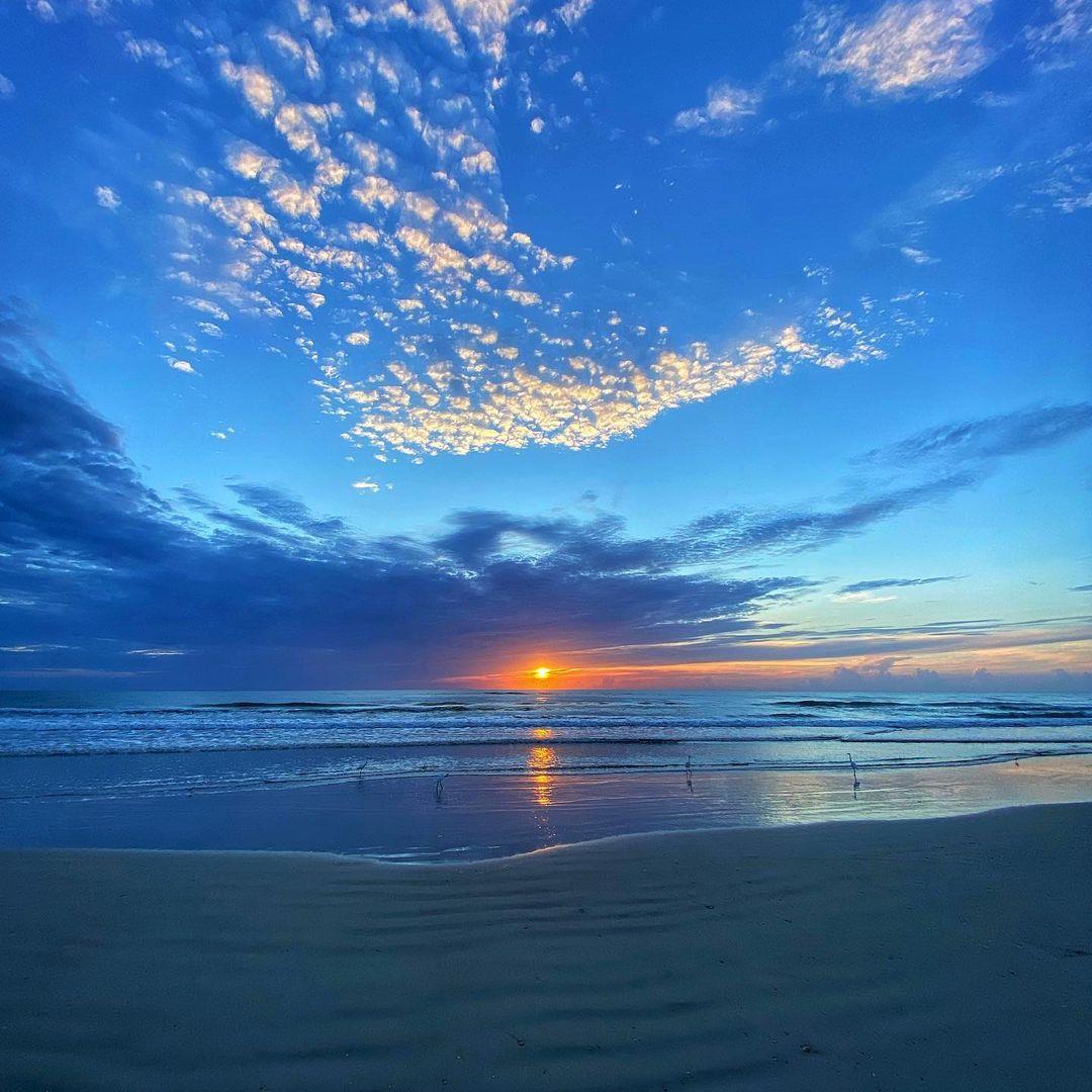 For one minute, walk outside, stand there, in silence, look up at the sky, and contemplate how amazing life is. — Rhonda Byrne
#LoveNSB #LoveFL #NSBSunrise
📷: thefloridaexp/Instagram