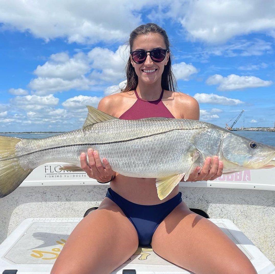 Whomever said girls don't fish...we are here to prove it otherwise 💪 💪 💪  Book your next fishing trip with the link in our bio!
📸: @yellow_dawg_fishing