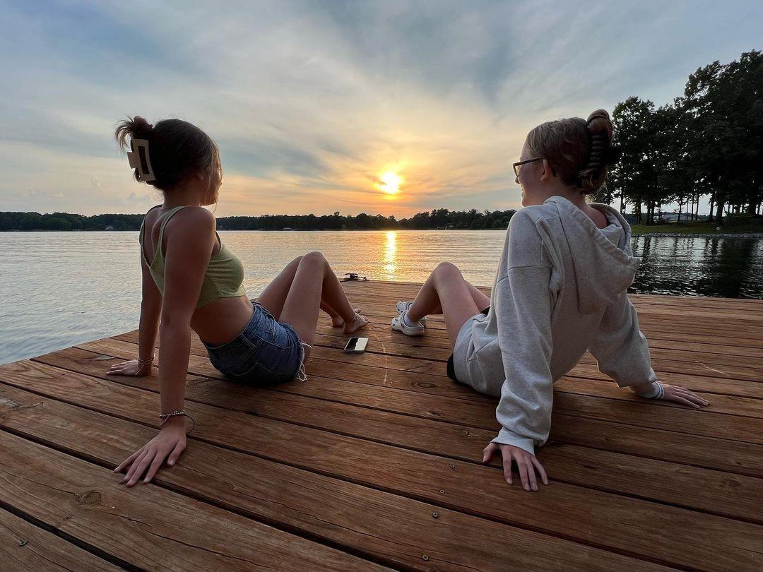 Lake Gaston sunsets are best shared! 🌞 
Tag your travel buddies in the comments
Then plan your trip: Link in bio 
.
📷: @angie.mumfordd
#DiscoverHalifaxNC #VisitNC
