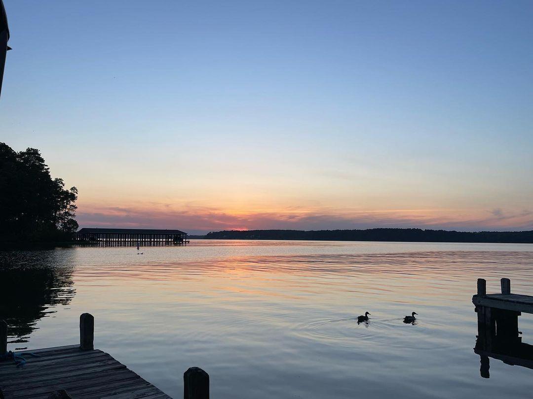 #ScenicSunday at Lake Gaston
.
#DiscoverHalifaxNC #VisitNC
📷: @jadorefibers