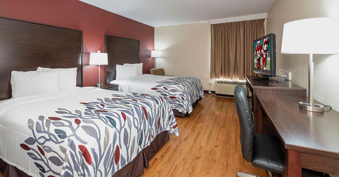 @redroofinn is the go-to economy lodging choice, providing guests with an affordable stay in a clean, modern and comfortable room.
🛏️ Book your stay at the Roanoke Rapids location: Link in bio
.
#DiscoverHalifaxNC #VisitNC