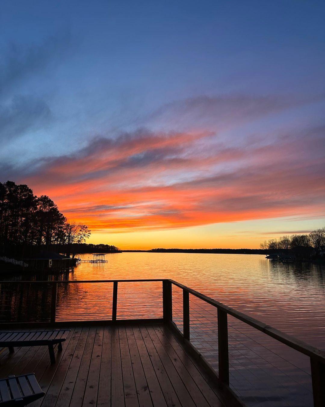 #ScenicSunday inspiration from Lake Gaston 😍 
.
📷: @annaalentyev
#DiscoverHalifaxNC #VisitNC #VisitHalifaxNC