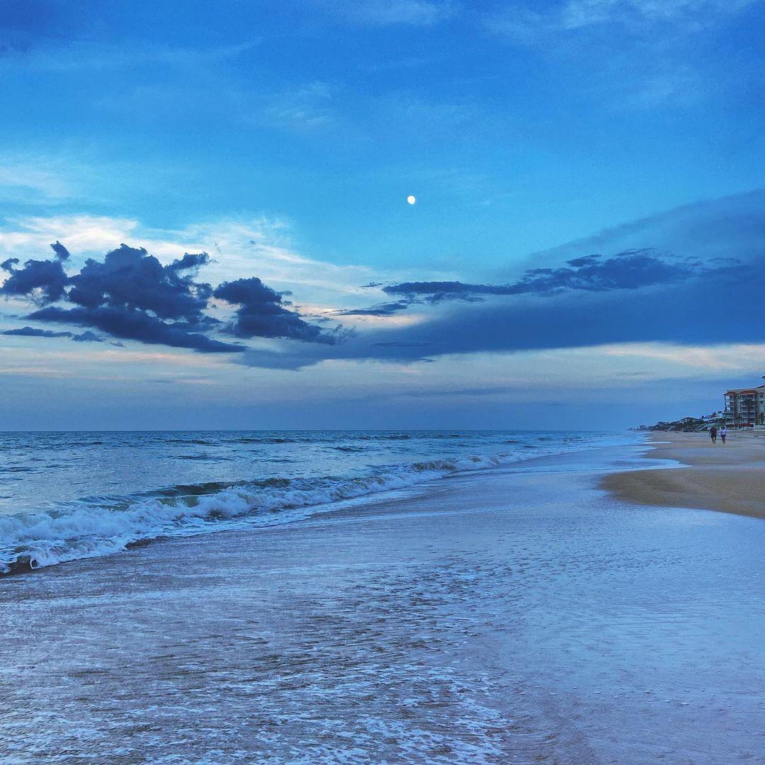 We love NSB to the moon and back. Do you? 💙 
Plan your next trip with the link in our bio. 
#LoveNSB #LoveFL
📷: @starbright2010