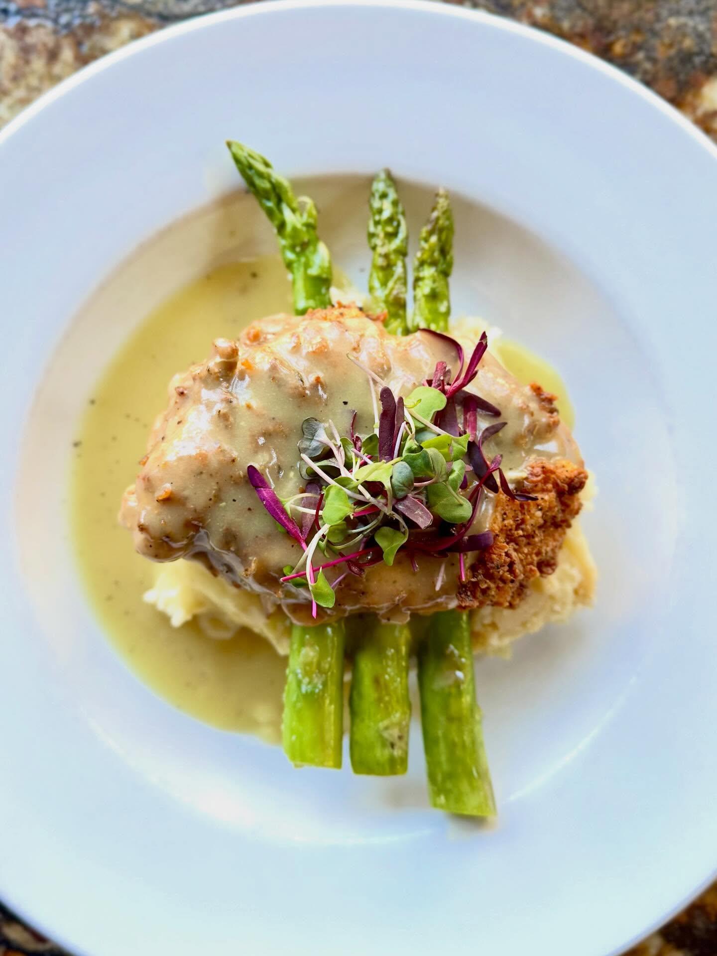 🌙 Tonight’s Feature 🌙 

🐓 Hand Battered Fried Chicken Breast, over Boursin Cheese Whipped Potatoes & Chargrilled Asparagus, topped with Potlicker Gravy 🐓 

SOD: New England Clam Chowder

#corkscrewbarandgrille #loveNSB #canalstreetNSB #ontripadvisor #foodie