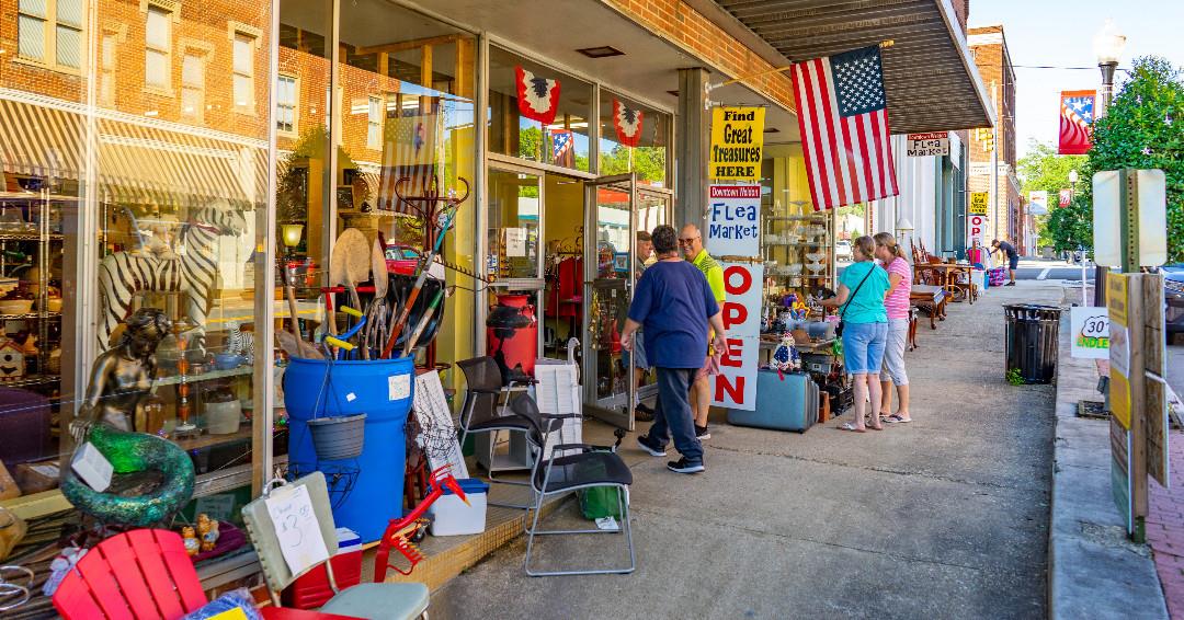 Save the Dates: Seek trinkets & treasure at the 301 Endless Yard Sale
June 16-17 🏷️ 
👛 More info: https://bit.ly/3JRqFuX 
.
#DiscoverHalifaxNC #VisitNC #VisitHalifaxNC #301EndlessYardSale