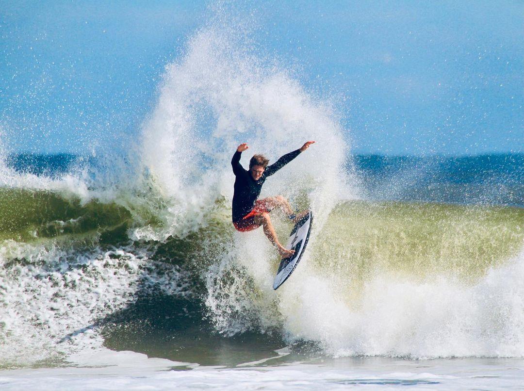 DYK? NSB offers some of the finest wave action on the Eastern Seaboard!🏄 With rock ledges 4 - 5 miles offshore, the wave breaks are plentiful but swimmers are protected from dangerous undertows. Beginners like our beaches because they can learn the sport in safe waters. See link in bio to learn more.
 #LoveNSB #LoveFL #SurfsUp
📷: @mdayton360 via @perfectmediumphotos