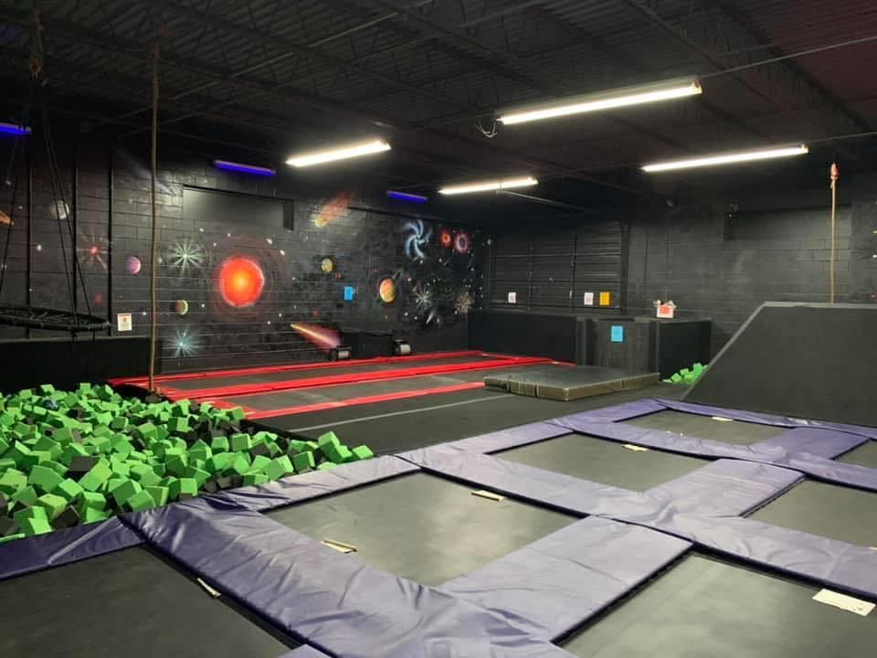 There's more than enough fun going on to please the whole family at Hangtime Trampoline Park & Rec Center in Roanoke Rapids 😃 
👨‍👩‍👦 Check it out: Link inbio
.
📷 Hangtime Trampoline Park & Rec Center/FB
#DiscoverHalifaxNC #VisitNC #VisitHalifaxNC