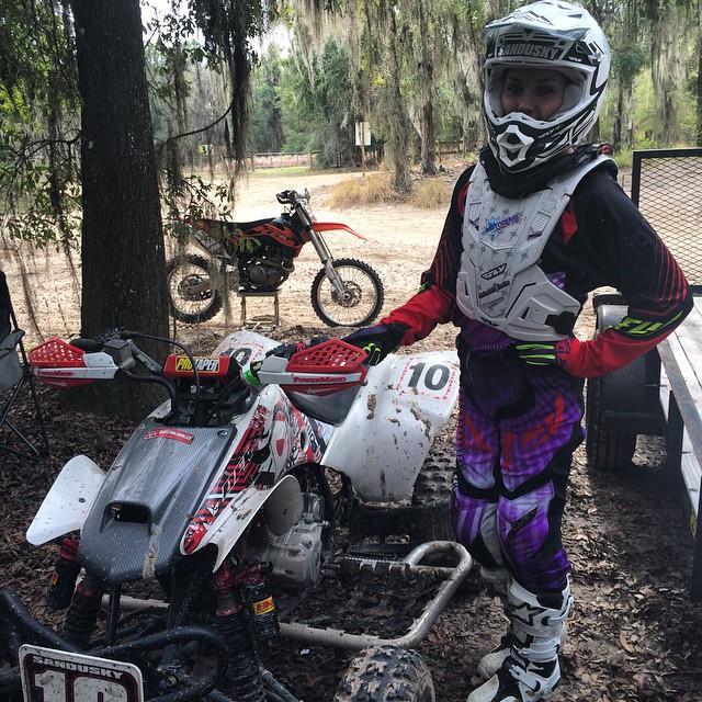 Bouncin off trees! #Croom #Hookit #FlyRacing #RexThe400ex