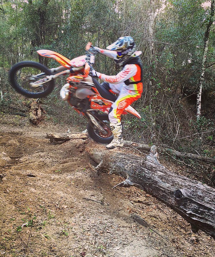 #FootPlantFriday esb_34 negotiating a tricky log transfer in the Florida jungle 😎 #loghopping #Croom #JDayOffRoad #IPhonePhoto #Offroad