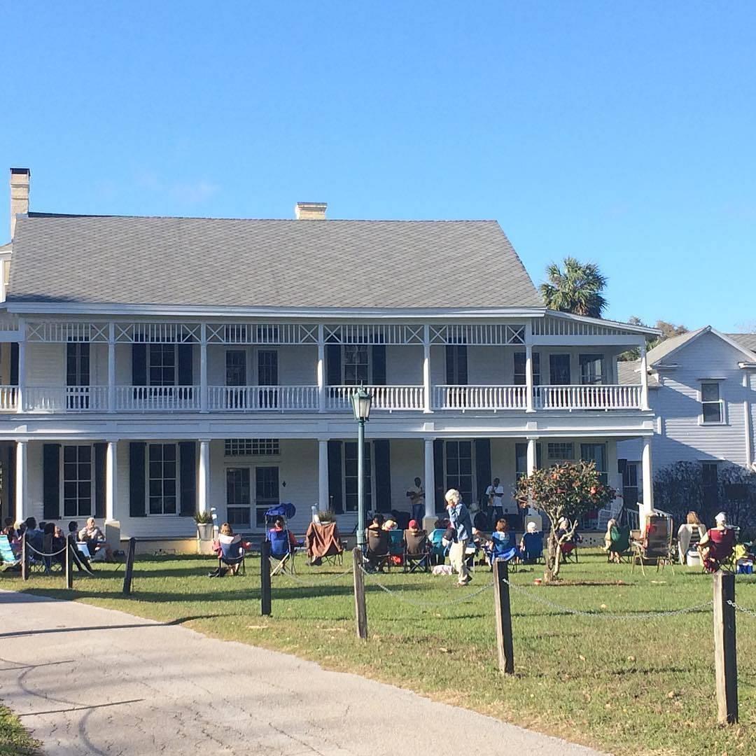 Did you know that Brooksville has a manor house dating back to the 1840s? ( #📷 @chinseguthill )
.
.
.
#brooksville #lovefl #chinsegut #floridaevents #floridahistory #uniqueplace #manorhouse #discoverflorida