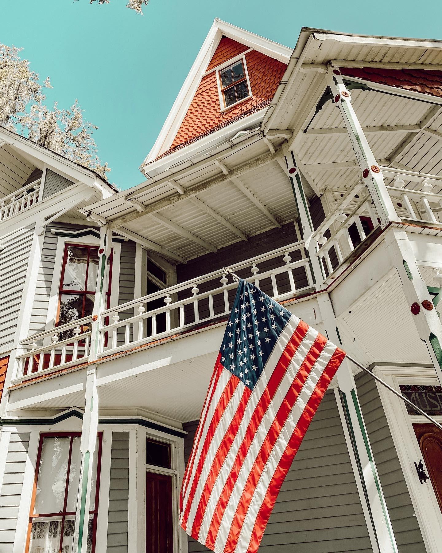 "Honoring those who have put their lives on the line to serve our country and protect our freedom. “Thank you” will never be enough. 🇺🇸❤️"⁠
⁠
The worst of #TopicalStormEta has passed over, and we're looking forward to blue skies again this weekend!⁠
⁠
📸: @nicolefeller_
