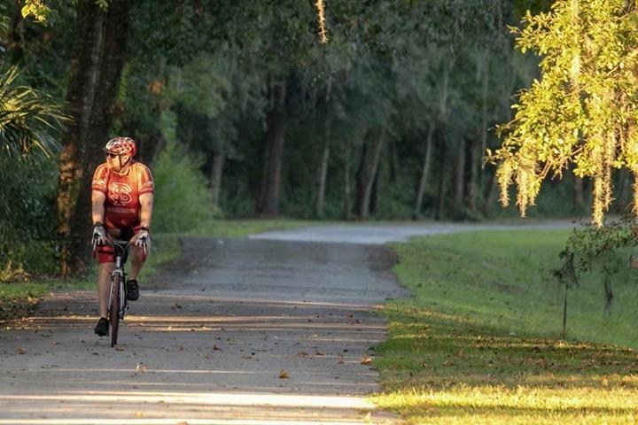 Comfortable weather 🍃 and sunshine ☀️ make #FLAdventureCoast an ideal place to bike in Spring. Discover your next favorite trail!⁠ ✨Link in bio✨⁠
⁠
⁠
⁠
.⁠
.⁠
.⁠
.⁠
#Florida #hernandocounty #travel #floridatravel #tampabayarea #biketrails #floridabiketrail #withlacoochee #brooksvillefl #weekiwachee #cycling #trail #floridaoutdoors #naturalflorida #sunshinestate #thingstodoinflorida #springhillfl #orlando #ocala #bikeflorida