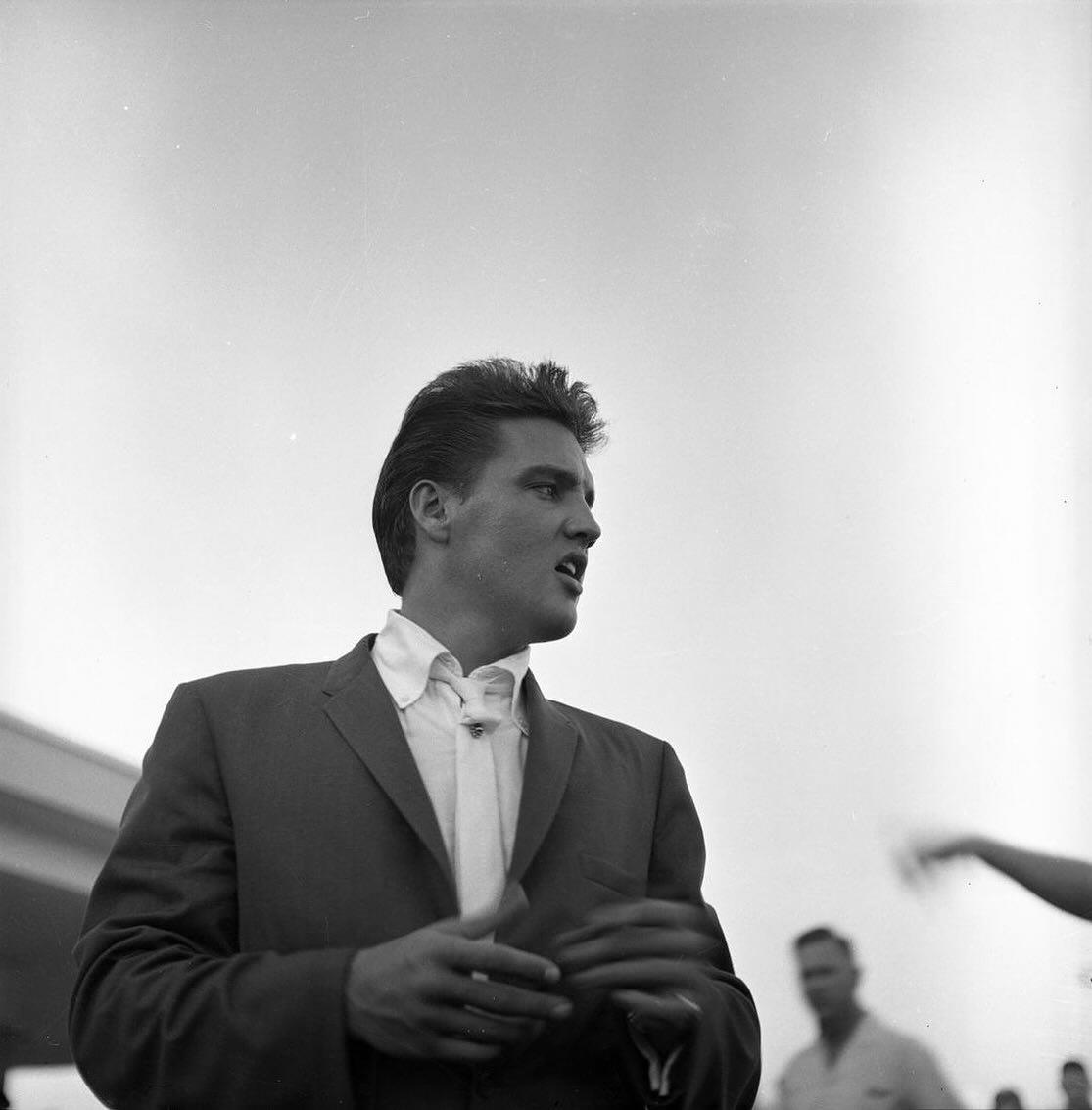 Posted withregram • floridamemory A fan swoons during Elvis Presley’s iconic 1961 visit to weekiwacheesprings. “The King” had taken time off from filming “Follow That Dream” in nearby Citrus County to meet the Weeki Wachee Mermaids. Find more photos of Elvis and Weeki Wachee Springs on Florida Memory. ✨ Bruce Mozert Photographic collection. State Archives of Florida, Images MOZ03664 & MOZ03496. 🎙️ #floridamemory #elvis #weekiwachee