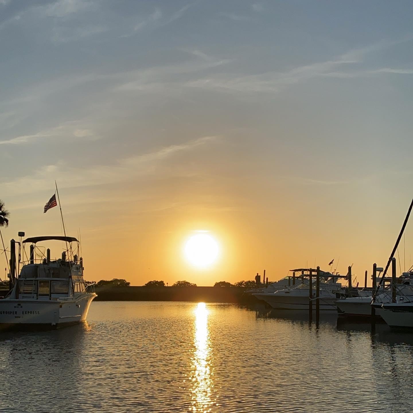 Hello, weekend!✨🌅 Do you prefer watching the sunset by boat or by land?⁠
⁠
📸: @erica.rizzo.realtor⁠
⁠
⁠
⁠
.⁠
.⁠
.⁠
#FLAdventureCoat #Brooksville #WeekiWachee #Hernandocounty #hernandobeach #sunset #florida #sunshinestateofmind #vacation #helloweekend #boating #floridasunset #happyfriday #loveFL #naturecoast #gulfofmexico #floridadaytrip⁠