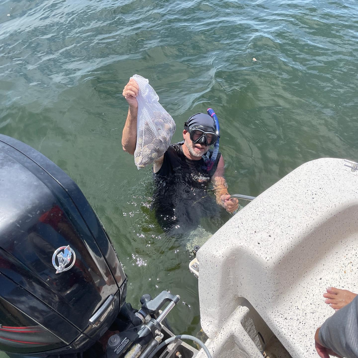 There’s nothing like swimming back to the boat with a bunch of scallops in your bag!!
.
.
.
.
#scallops #scalloplife #florida #southernslamoutfitters #shellfish #seafood #mercury #carolinaskiff #skifflife