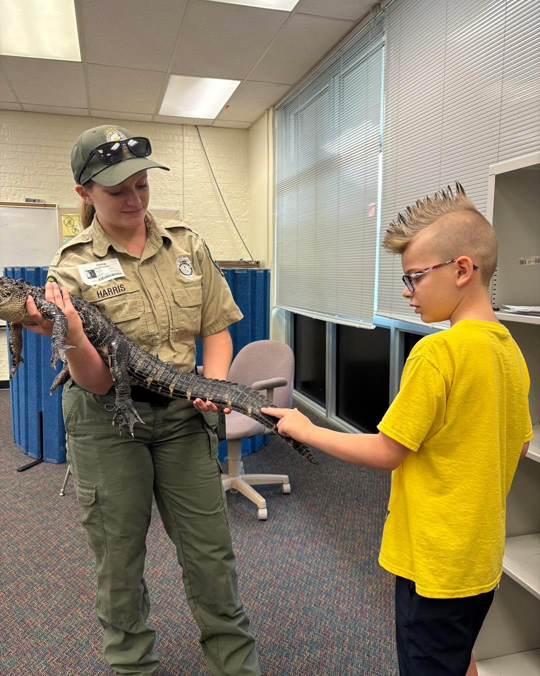 Had a blast this past Friday at Spring Hill Elementary! Huge thanks to Park Ranger Tyler Harris for visiting and teaching our students about the wonders of nature. 🌳🐾 #ParkRanger #OutreachProgram #SpringHillElementary #NatureEducation