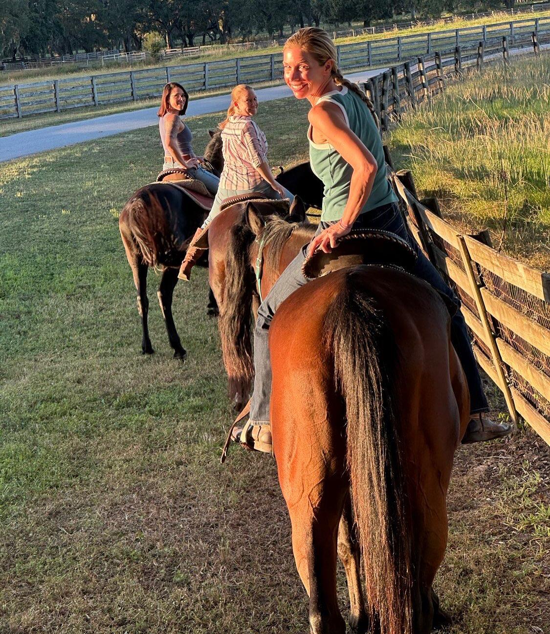 A little look at our happy place 🐴💛
Trail rides, homeschool, lessons giggles, and the best barn family around!
#BarnDays #HorseLife #FarmFun #TrailRides