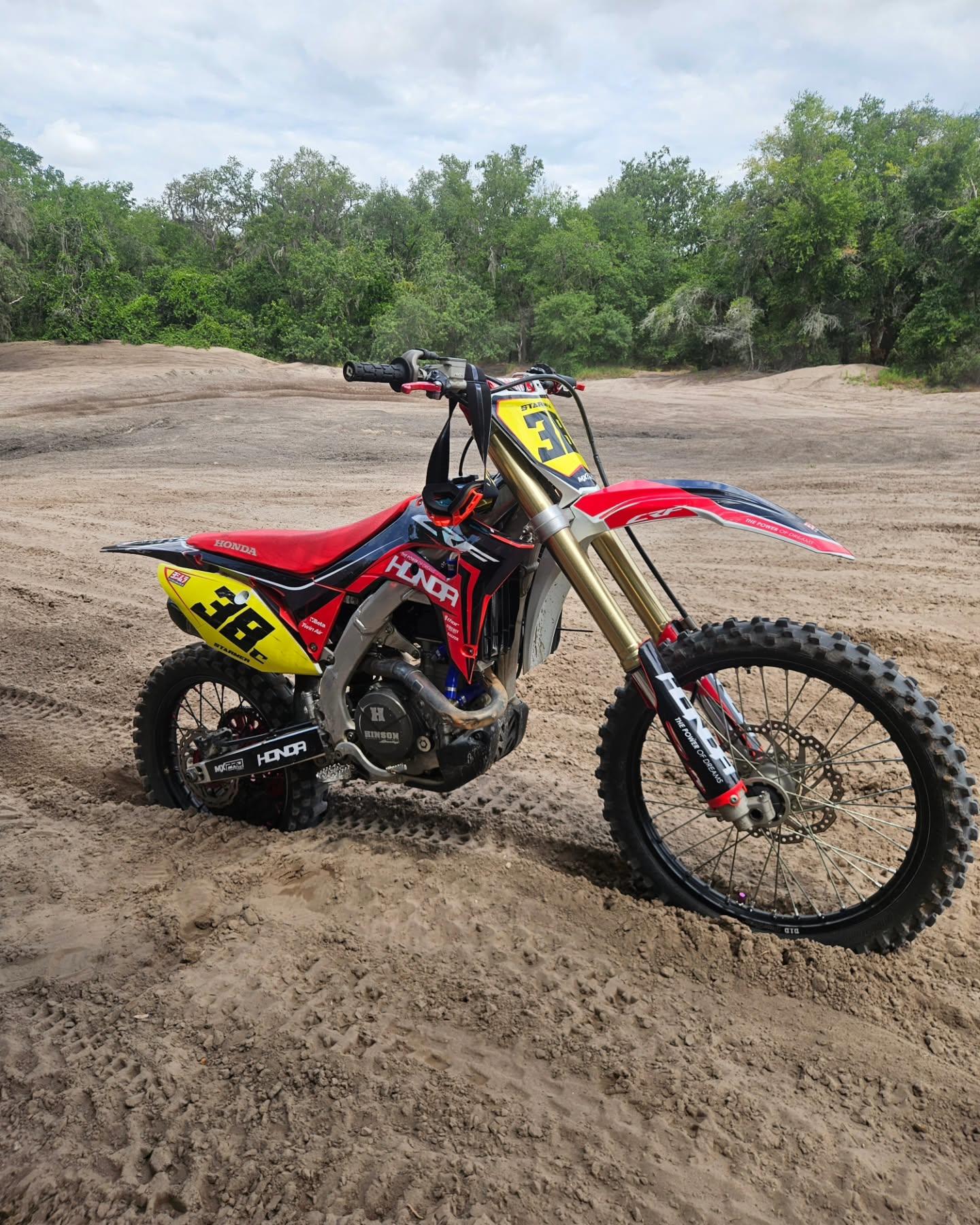 Picked up a new to me 2020 crf450r. Did a few things get her race ready! Big improvement over the drz! 🤘 #crf450r #honda #hondaboi #dirtbike #croom #florida #ftr #trailrider #trails #motorcycle #twowheels