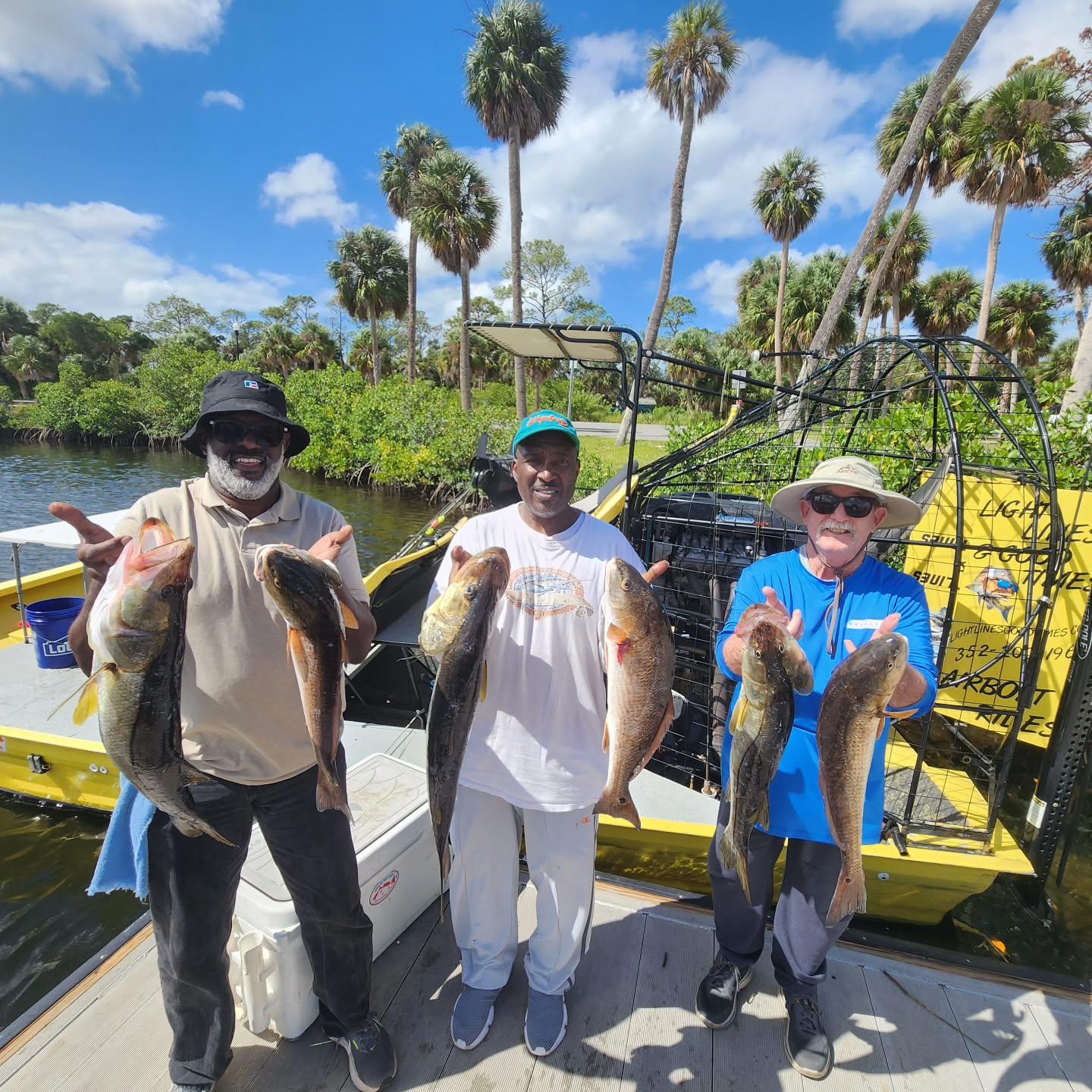 Full Moon, Low tide, Wind blowing... No problem... Lots of Snook and Red's today. 🤙 www.lightlinesgoodtimes.com
