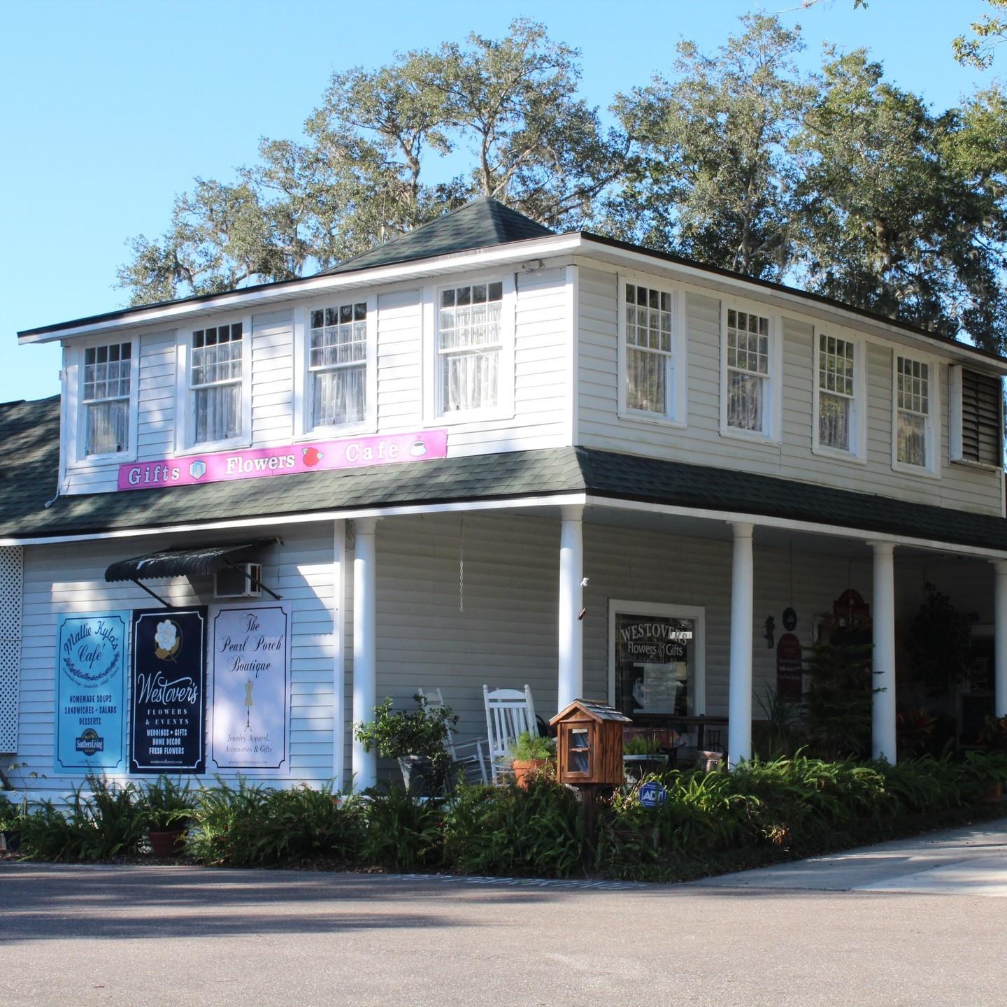Spanish moss-draped oaks greet visitors to #Brooksville’s historic downtown; the Hernando County seat, its center is anchored by a stately red brick, multi-columned courthouse built in 1913.⁠
⁠
Throughout #FLAdventureCoast, quaint shops and charming boutiques offer everything from hand-made art to high-end fashion,  fun browsing and unique goodies including home décor, antiques and gifts. Click the link in our bio to discover more local shops on Florida's Adventure Coast!⁠
⁠
1: The historic Hawkins House in downtown Brooksville⁠
2: @westoversflowers⁠
3: @thepearlporchboutique⁠
4: @panbangedknits⁠
5. @greenhouseonmain⁠
6: @richloamgeneralstore⁠
⁠
.⁠
.⁠
.⁠
#florida #shoplocal #brooksvillefl #weekiwachee #hernandocounty #lovefl #centralflorida #shopsmallsaturday